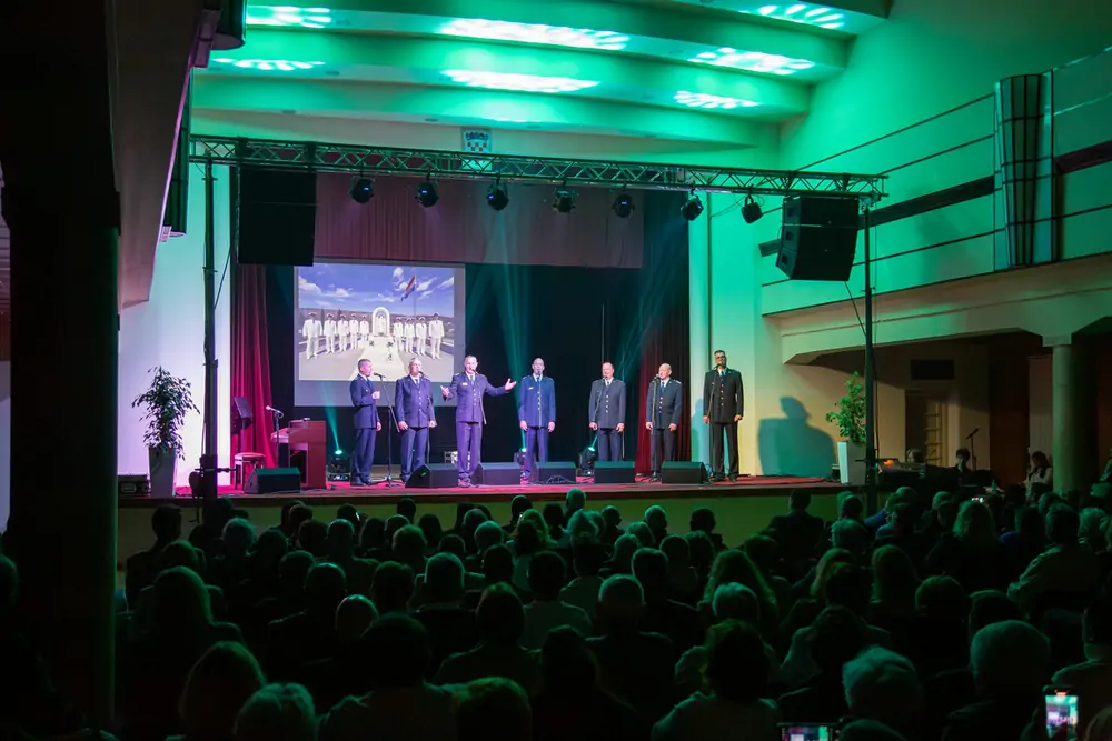 Večer za pamćenje u Blatu: Klapa HRM Sveti Juraj i Meri Cetinić oduševili publiku