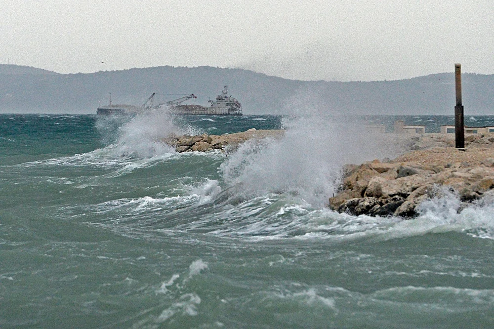 Jako jugo zaustavilo pomorski promet: otkazane brojne trajektne, katamaranske i brodske linije