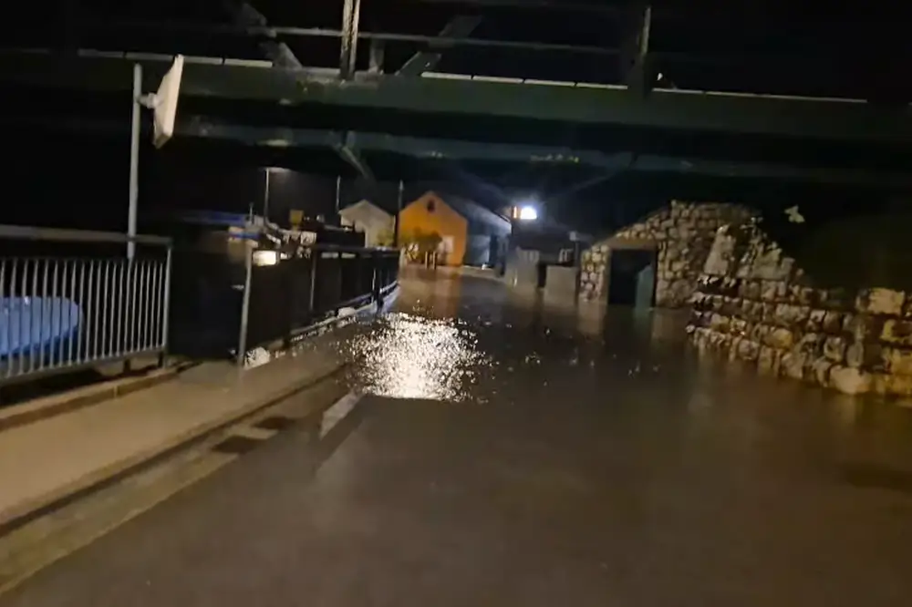 Obilne oborine izazvale poplave u Rogotinu i Šarić Struzi