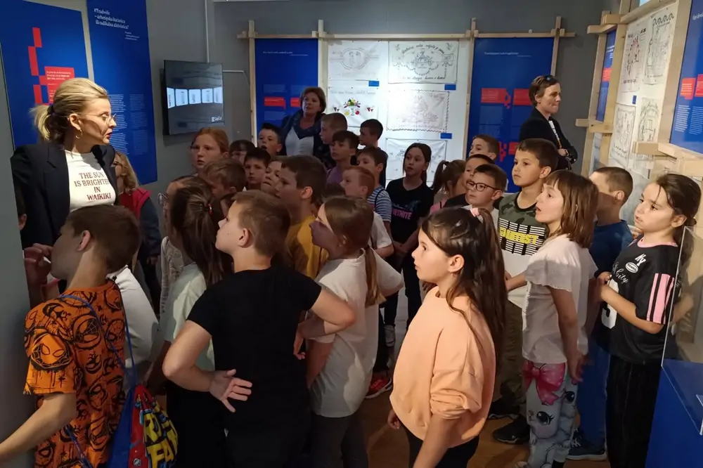 Izložbu „Od zida na zid - od vezenih do virtualno dijeljenih vrijednosti“ posjetilo više od 300 ljudi u dva tjedna